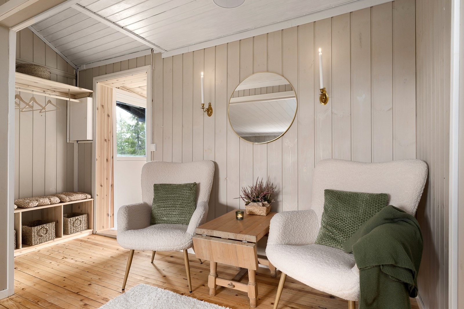 En del av stuen er innredet som en ekstra krok med sitteplasser og åpen garderobeløsning. Galleribilde