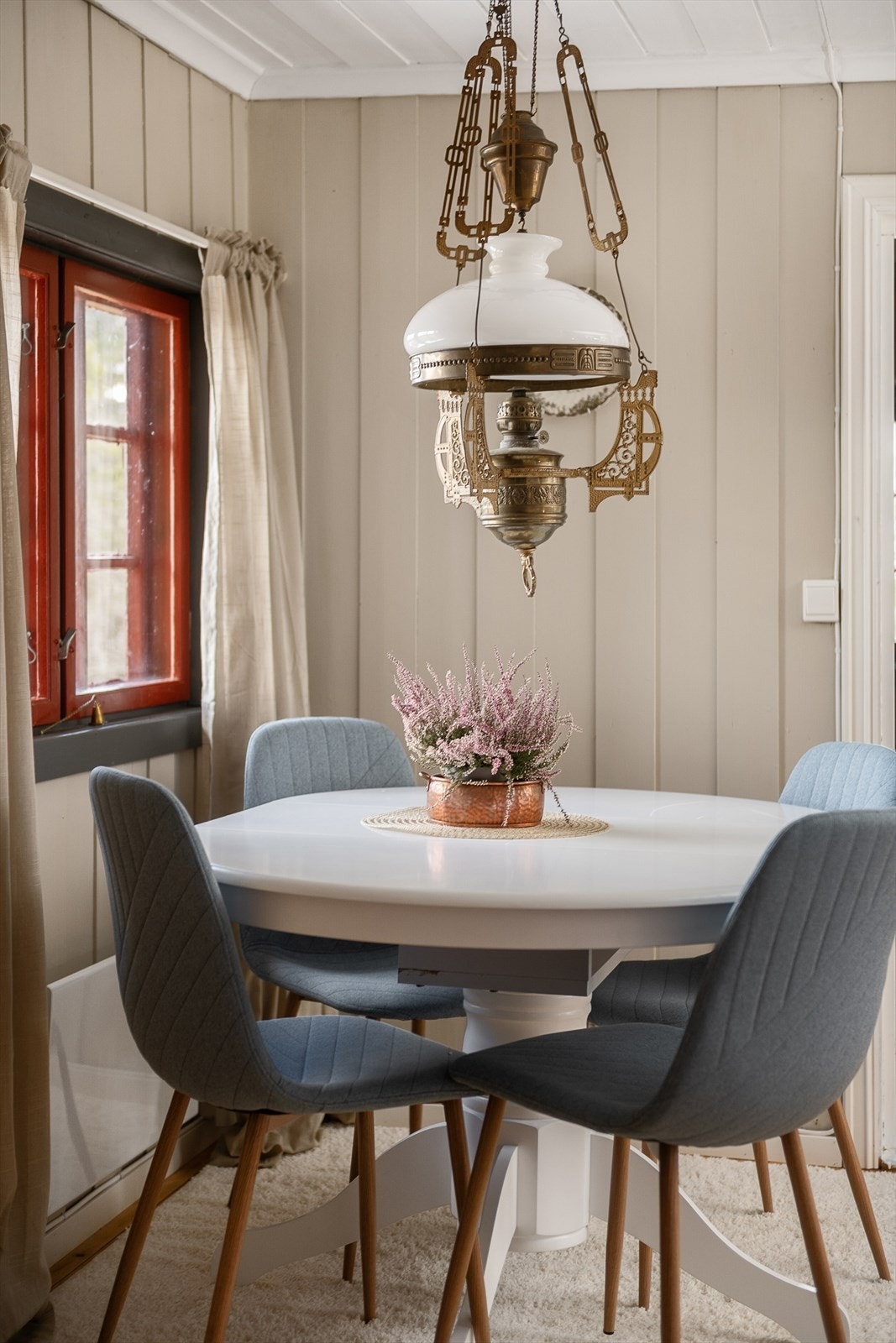 Hyggelig spiseplass ved vinduet. Galleribilde