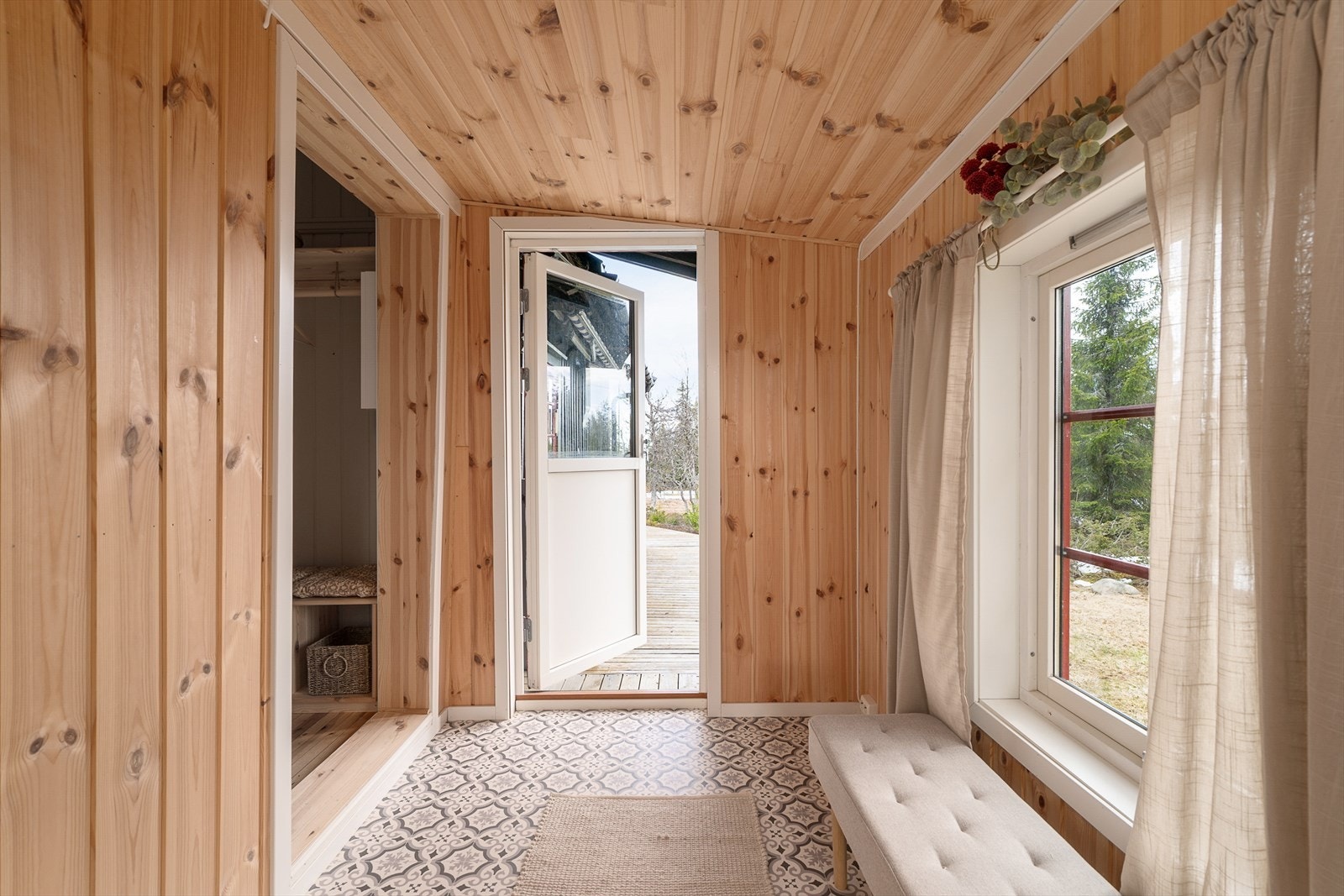 Fra entreen er det utgang til den sørvendte plattingen via en verandadør. Galleribilde