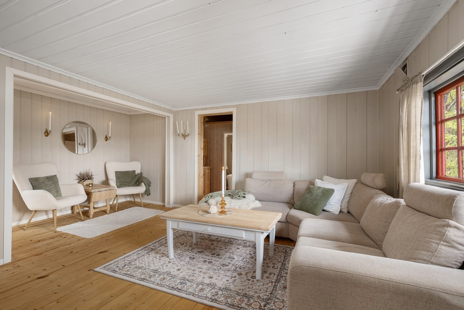 Stuen har plass til en romslig sofagruppe og en egen lesekrok. Galleribilde