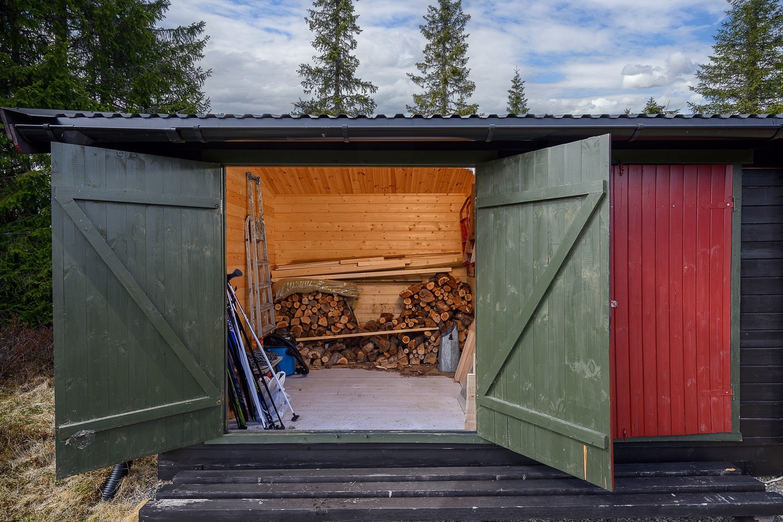 Boden gir god lagringsplass for ved, ski og annet utstyr. Galleribilde