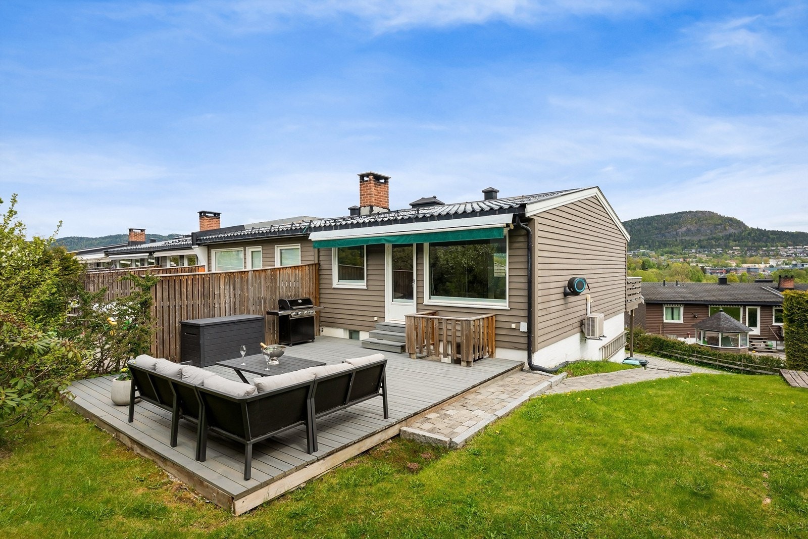 Lekkert, innholdsrikt enderekkehus med gode kvaliteter og barnevennlig beliggenhet. Foto: Zovenfra AS Galleribilde