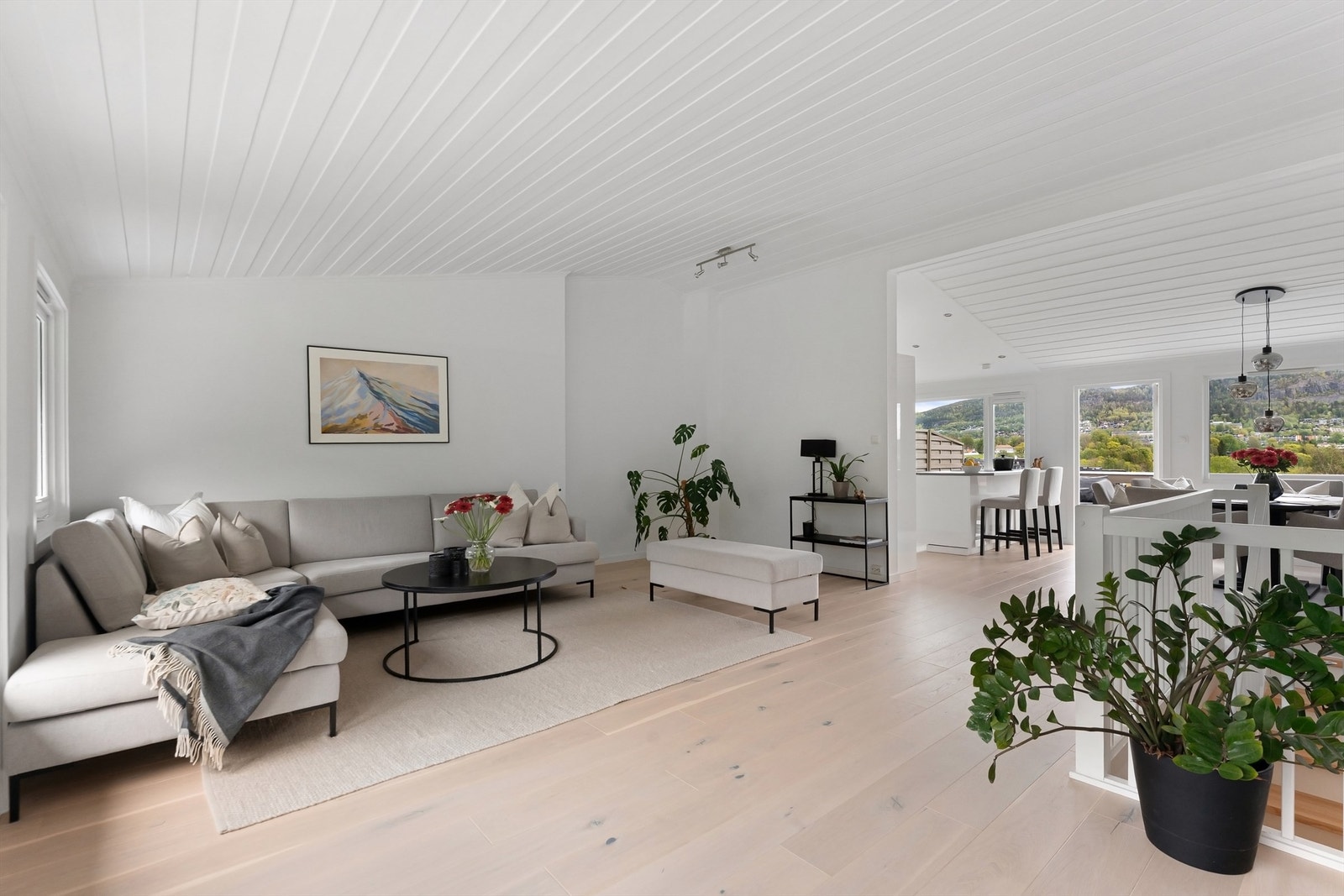Rommet har gode møbleringsmuligheter med plass for sofagruppe, TV-seksjon, spisegruppe og annet passende møblement Galleribilde