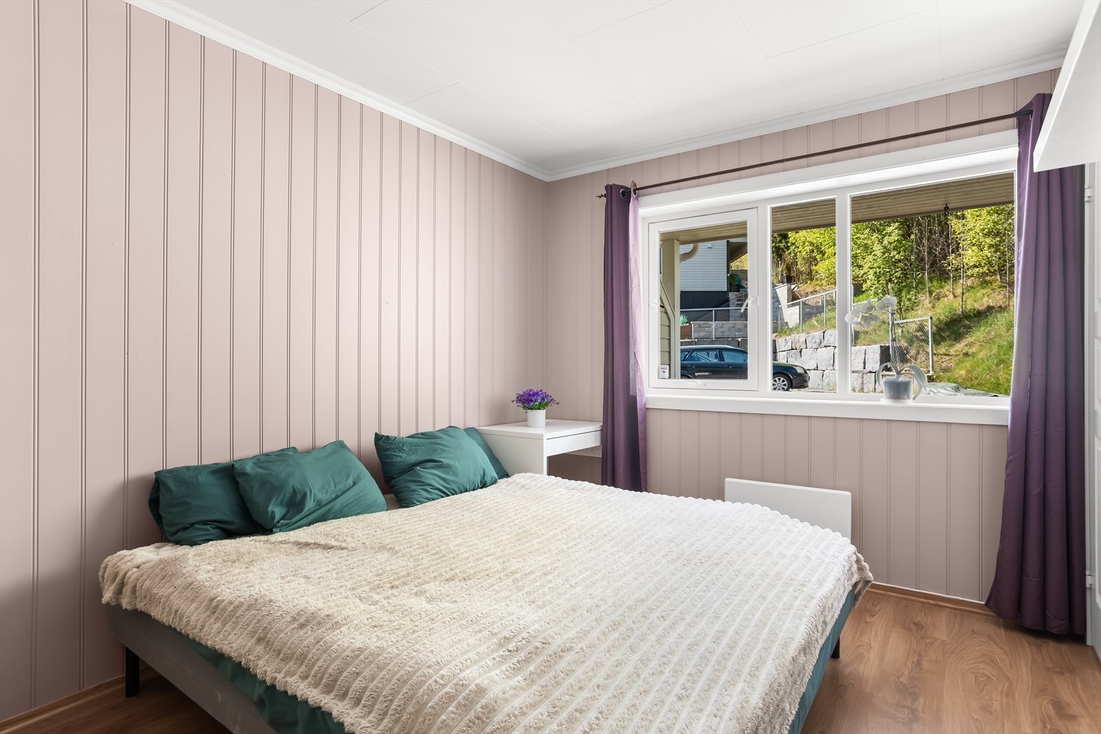 Soverommet har panelplater på veggene og laminat på gulvet. Galleribilde