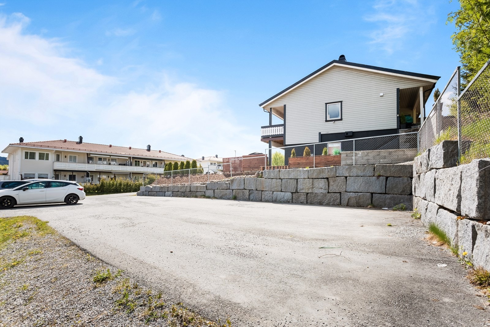 Sameiet har felles parkeringsarealer for beboerne. Galleribilde