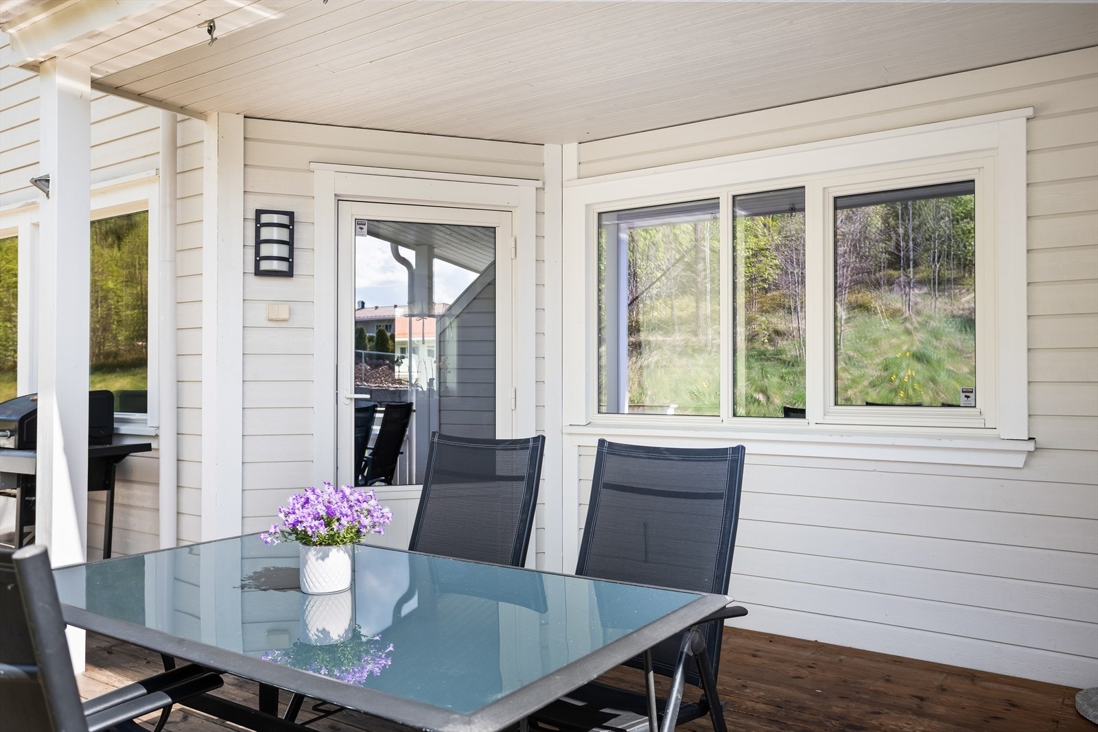 Den sørvendte terrassen har god plass til utemøbler og grill. Galleribilde