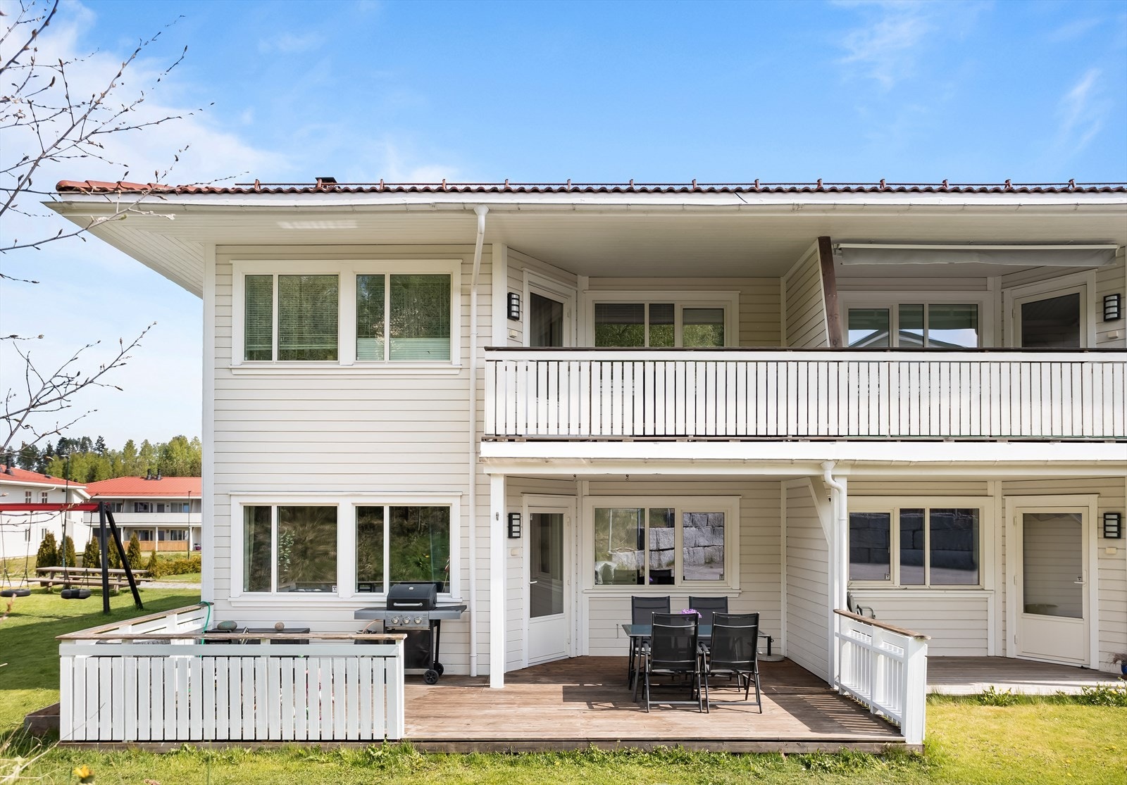 Fra stuen er det utgang til en romslig, sørvendt terrasse på bakkeplan. Galleribilde