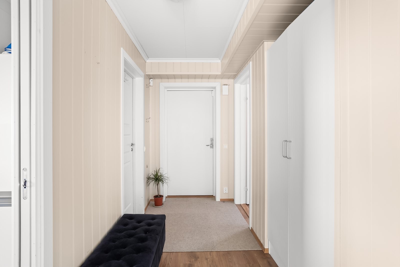 Entréen har plass til garderobeløsning og gir tilgang til alle rom. Galleribilde