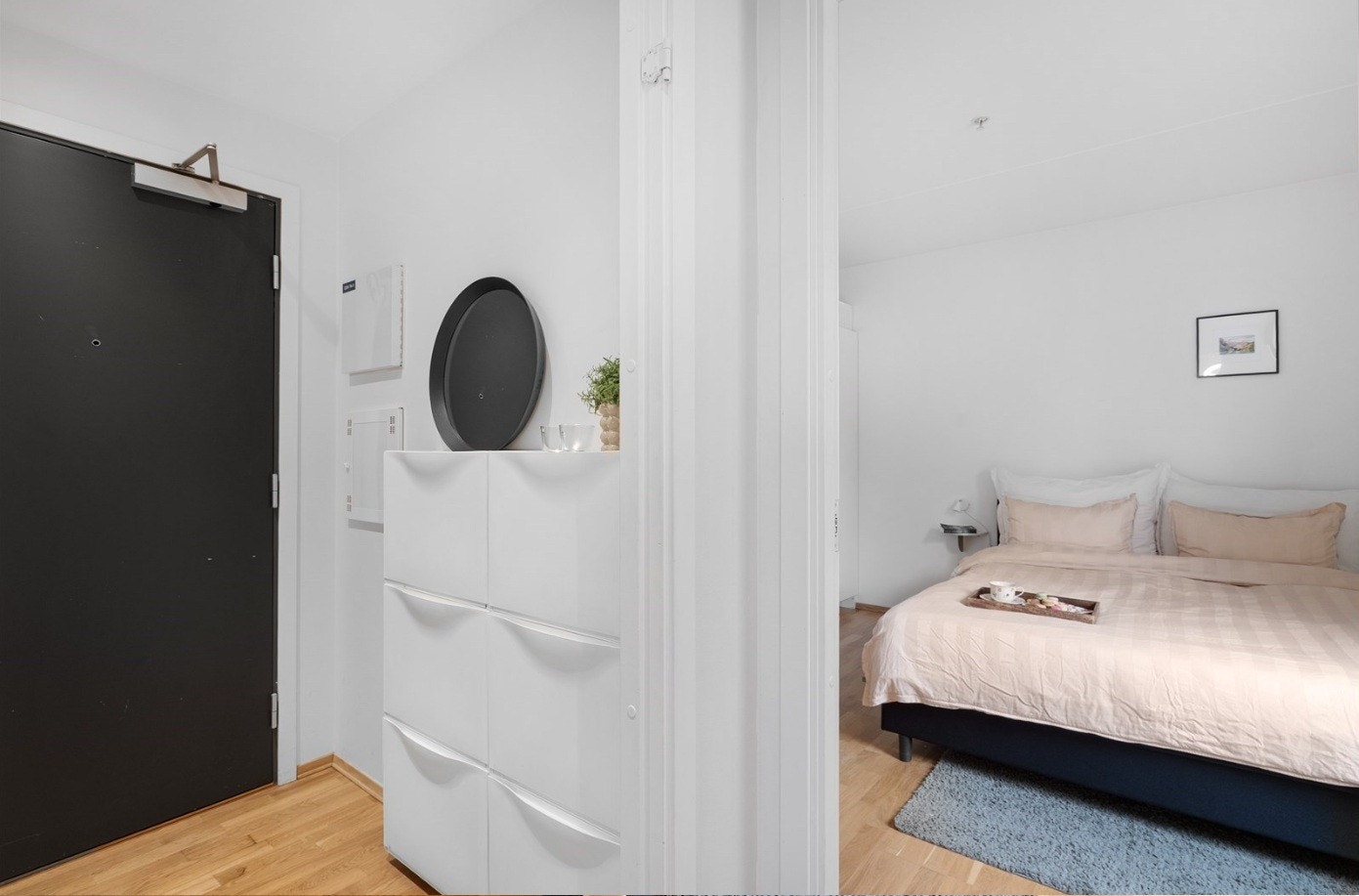 Lys og representativ entré gir leiligheten et godt førsteinntrykk. Her er det plass til å henge fra seg yttertøy og sko. Galleribilde