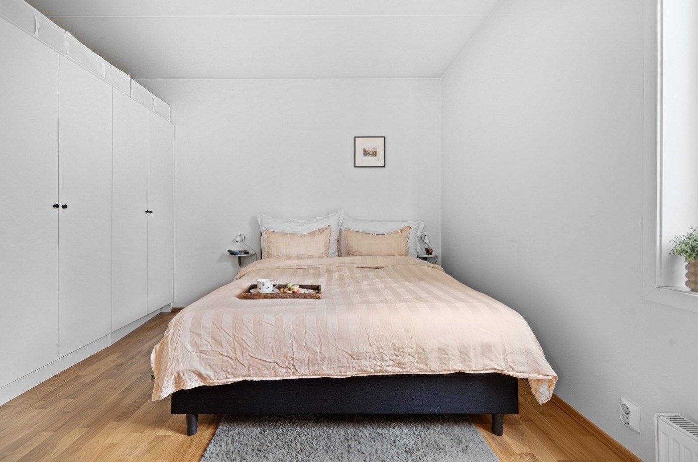 Soverommet har plass til dobbeltseng, garderobe og nattbord. Galleribilde