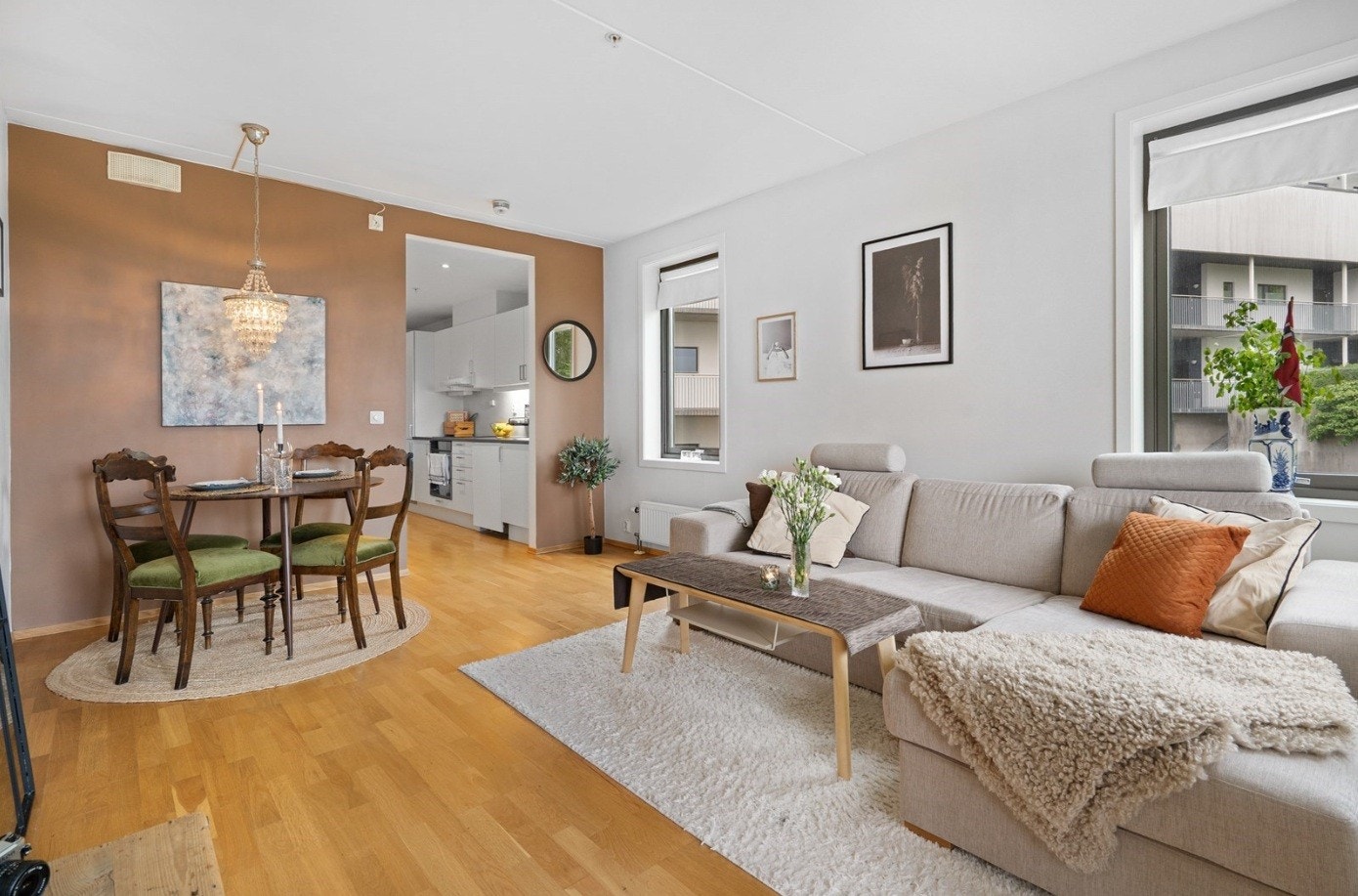 Stuen er innbydende med store vindusflater som gir naturlig lys. Rommet har en god planløsning med plass til både romslig sofagruppe og spisebord. Galleribilde