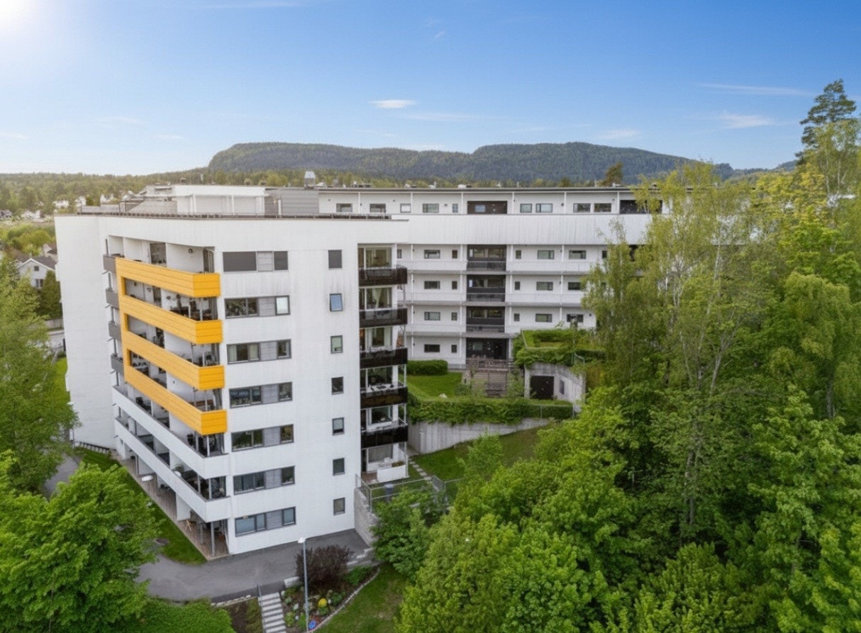 Haslum T-banestasjon ligger kun få minutters gange fra boligen, med ca. 20 minutters reisetid til Majorstuen. Det er også gode bussforbindelser til blant annet Bekkestua og Sandvika, som er et sentralt knutepunkt for kollektivtransport i Bærum. Galleribilde