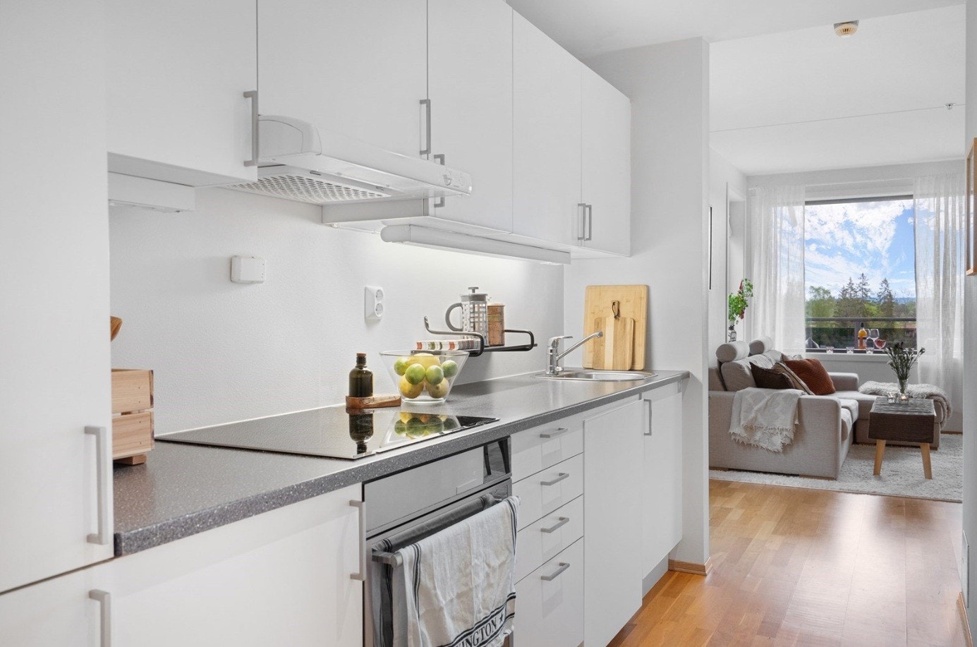 Kjøkken med moderne innredning bestående av slette fronter og laminert benkeplate. Det er belysning under overskapene, samt integrerte hvitevarer som kjøl-/fryseskap, komfyr, koketopp og oppvaskmaskin. Ventilator med avtrekk til friluft/fellesanlegg. Galleribilde