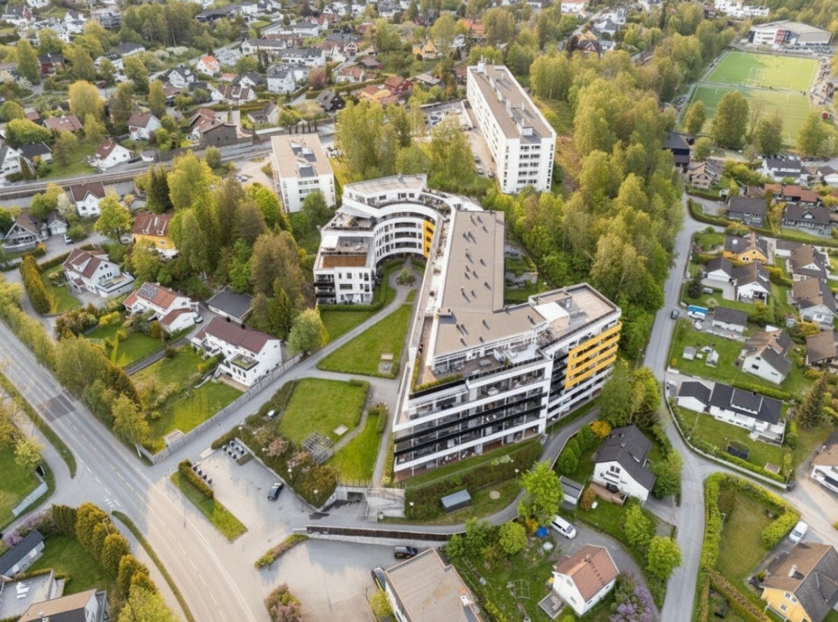 Leiligheten har en attraktiv beliggenhet i et veletablert og barnevennlig boligområde på Haslum. Her bor du sentralt med kort vei til både T-bane og buss, samtidig som området byr på rolige og grønne omgivelser. Galleribilde