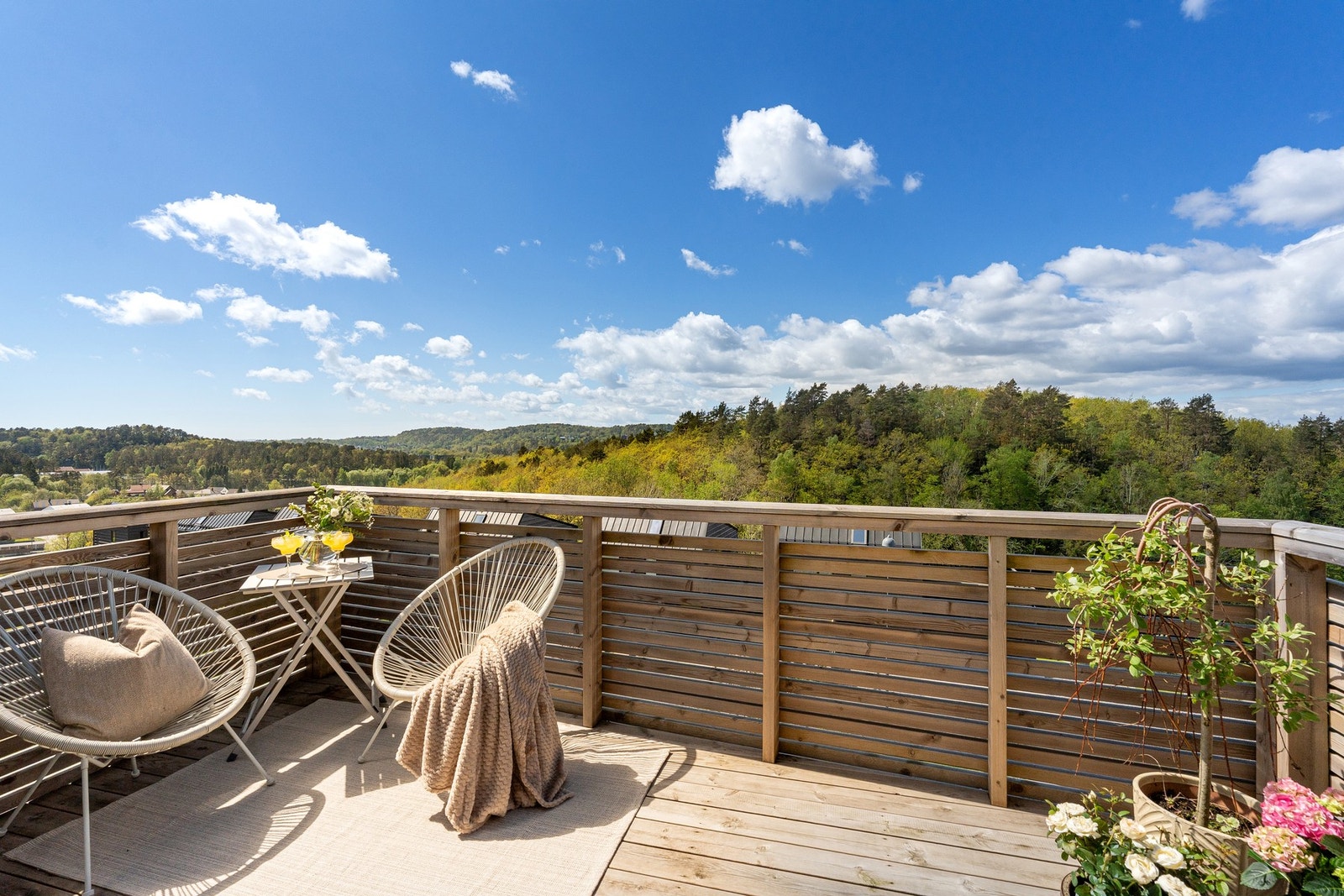 Fra stua/kjøkken er det utgang til en flott terrasse med gode solforhold og en lekker utsikt. Galleribilde