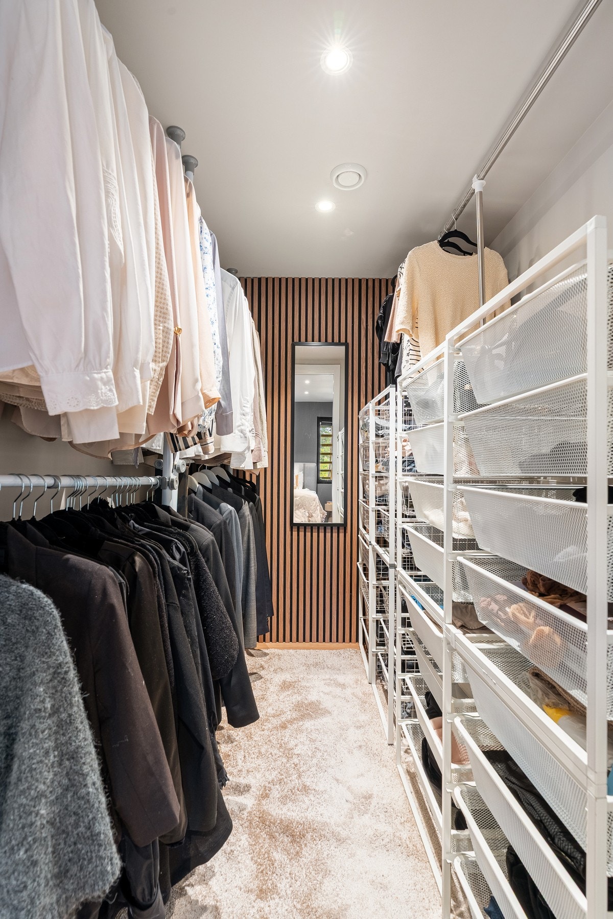 Garderoberommet i tilknytting til hovedsoverommet. Galleribilde
