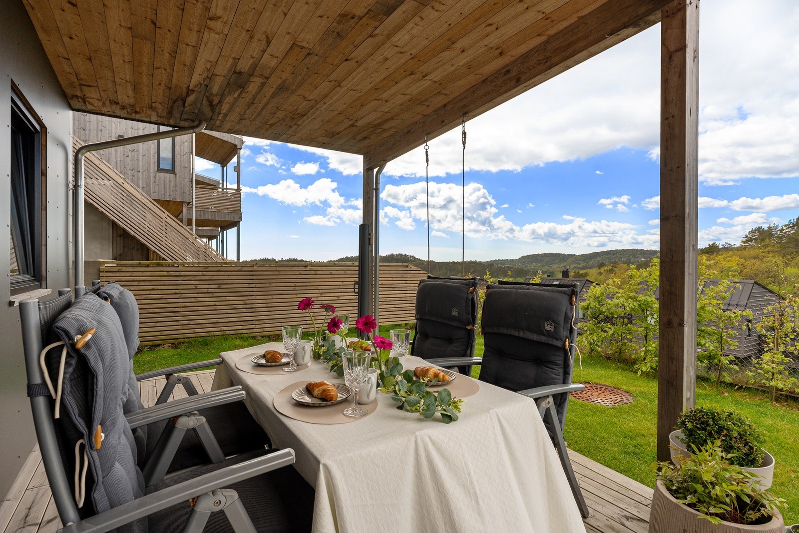Fra kjellerstua går man ut til en vestvendt terrasse med ettermiddagssol. Galleribilde
