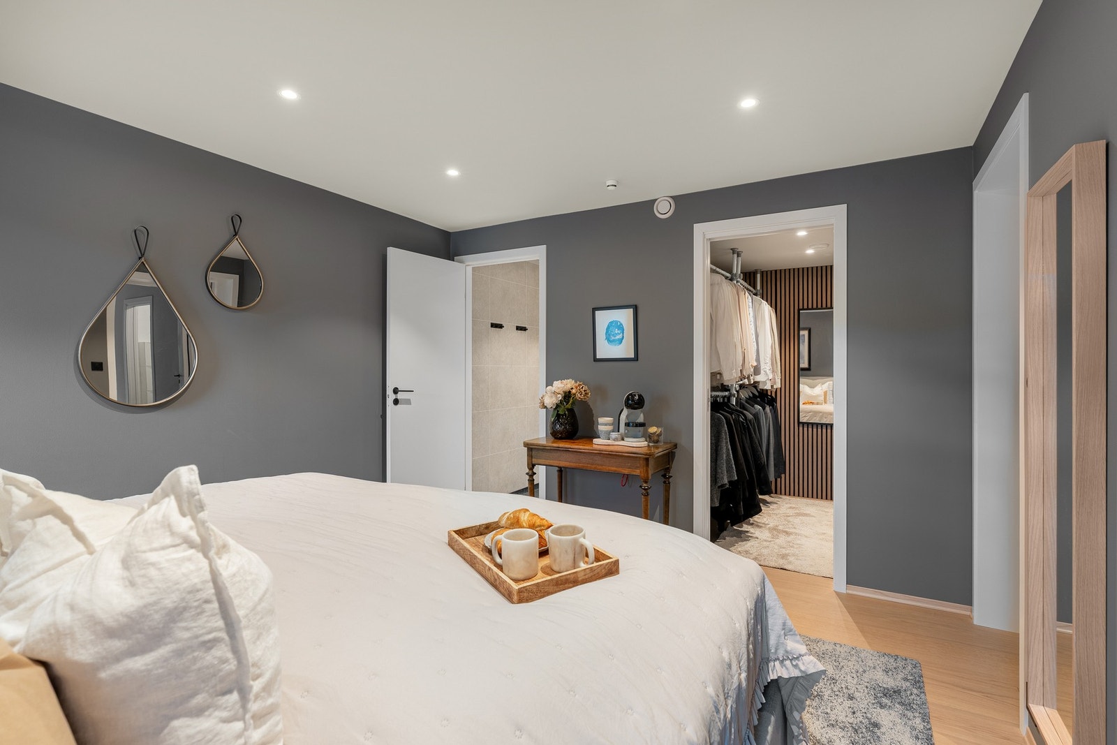 Fra hovedsoverommet er det inngang til en walk-in garderobe og eget bad. Galleribilde