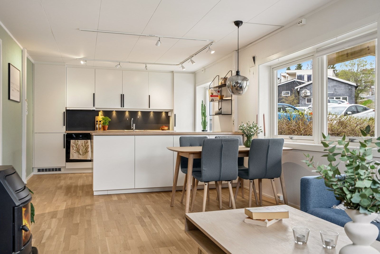 Den åpne løsningen gir en sosial sone med plass til både spisebord og sofagruppe. Galleribilde