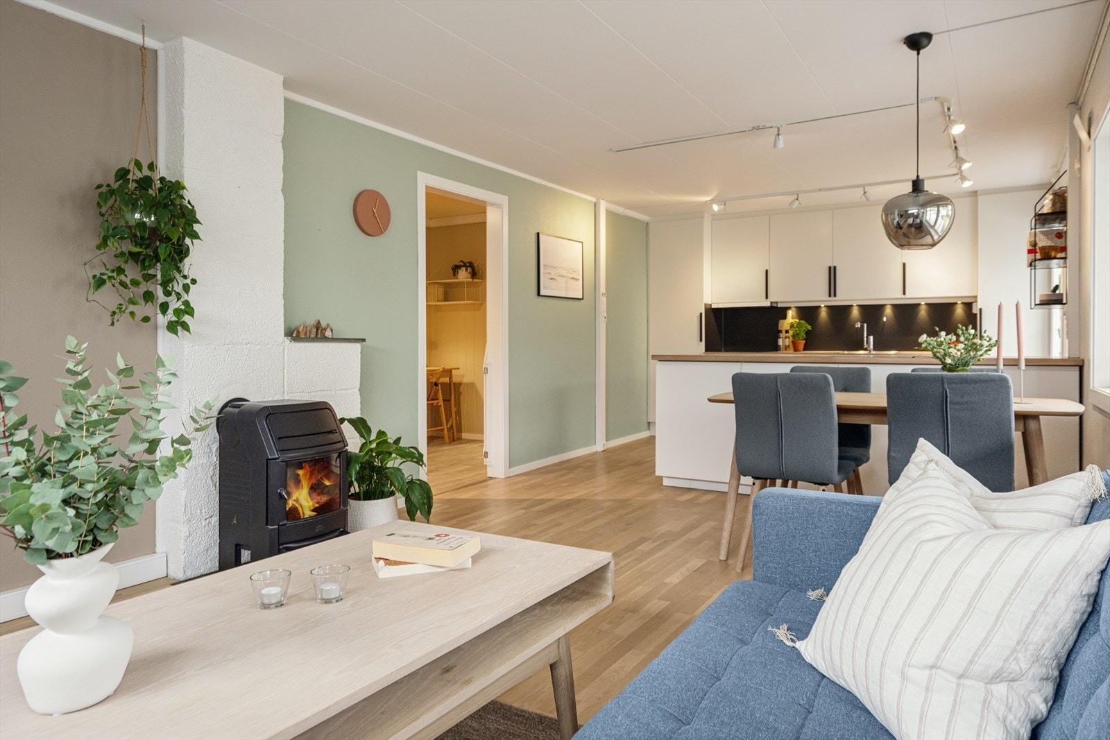 Velkommen til Røstbakken 3C - en lys og romslig leilighet som byr på en rekke gode kvaliteter! Galleribilde