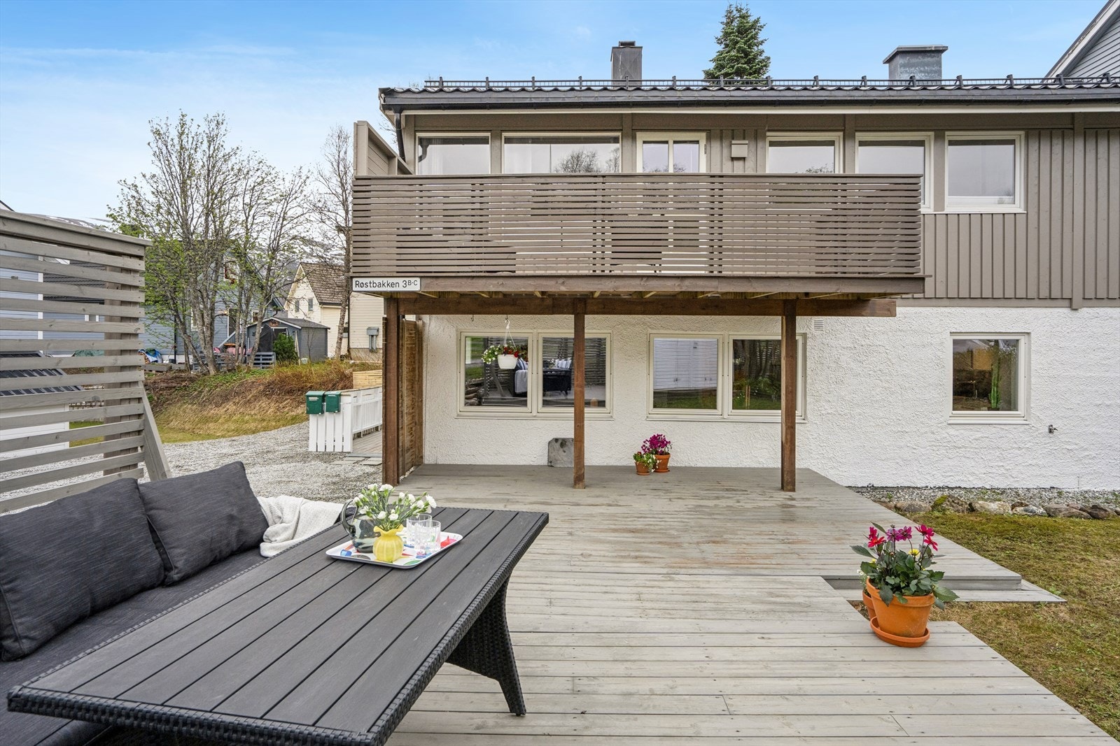 Terrassen har god plass til utemøbler og grill. Deler av terrassen er bygget utenfor byggegrense. Se prospekt for mer informasjon. Galleribilde