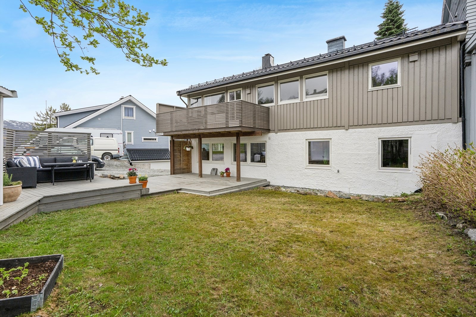 Eiendommen har en stor terrasse på terreng og etablert uteområde. Galleribilde