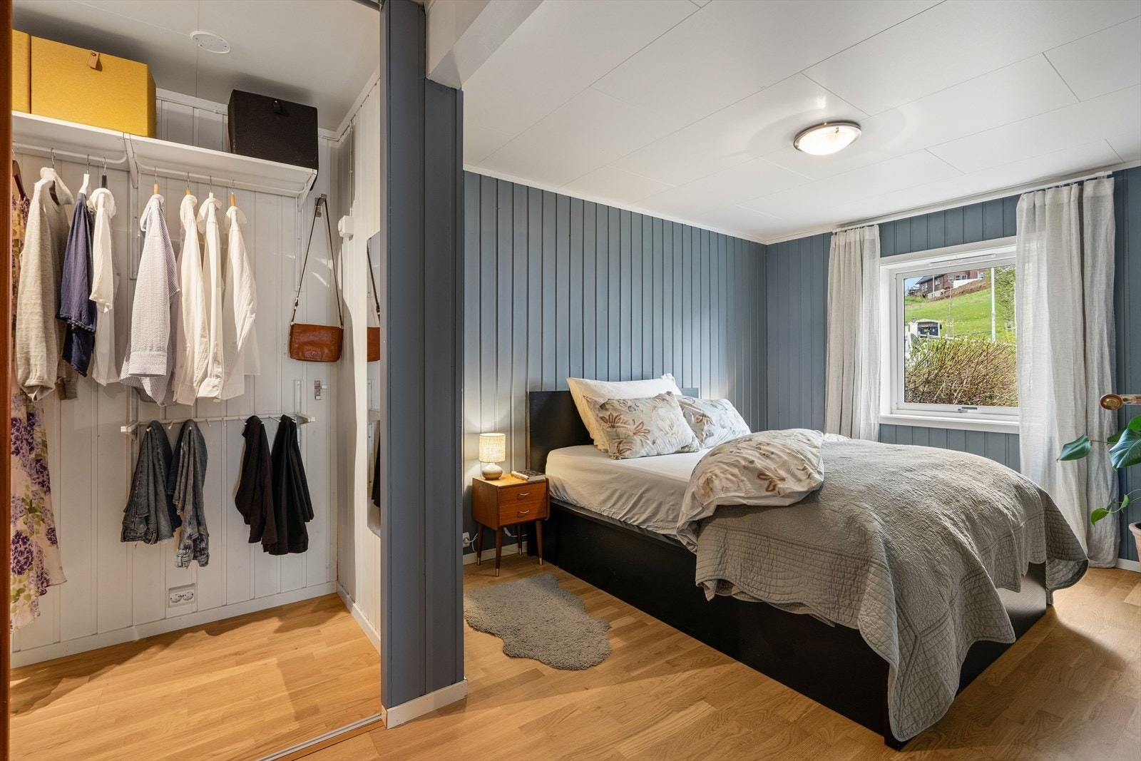 Rommet har en praktisk, åpen garderobeløsning. Disse rommene er ikke omsøkt. Se prospekt for mer informasjon. Galleribilde