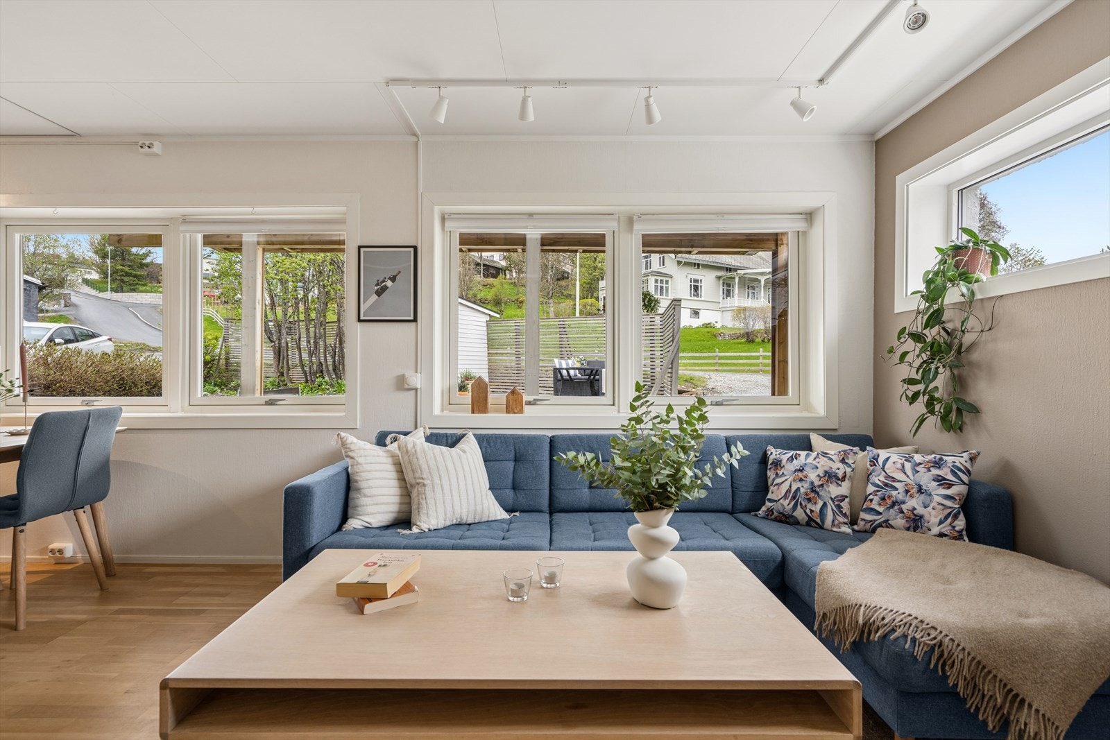 De store vindusflatene gir godt med lys og utsyn. Galleribilde