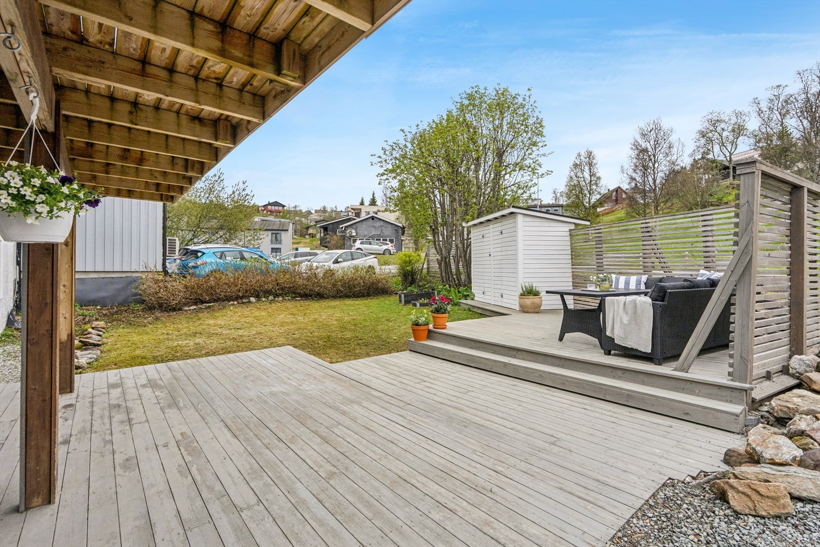 En del av uteplassen er overbygd, noe som gir ly for vær og vind. Galleribilde