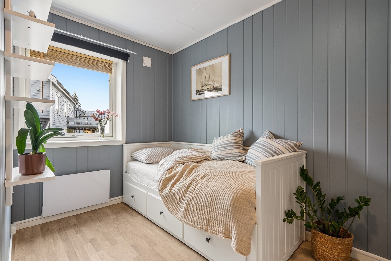 Soverommet har malte panelvegger og parkett på gulvet. Galleribilde