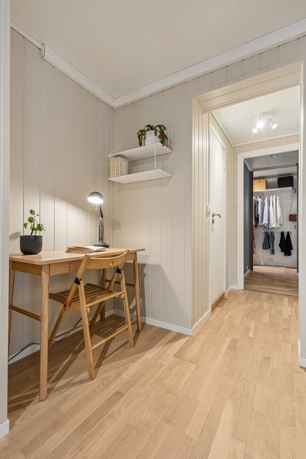 I tilknytning til gangen er det en praktisk nisje, ideell for en liten arbeidsplass. Galleribilde