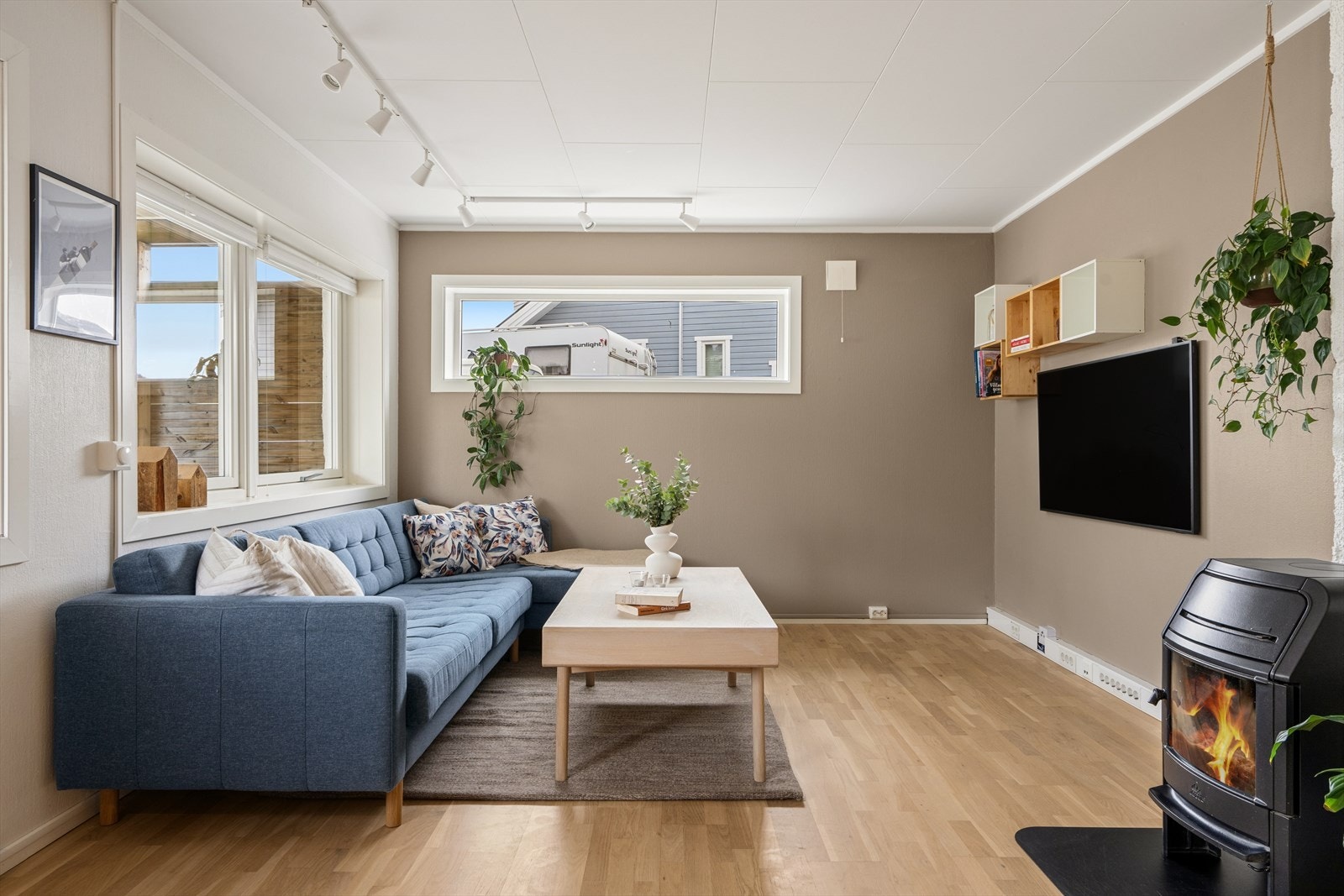God plass til en romslig sofakrok i stuedelen. Galleribilde