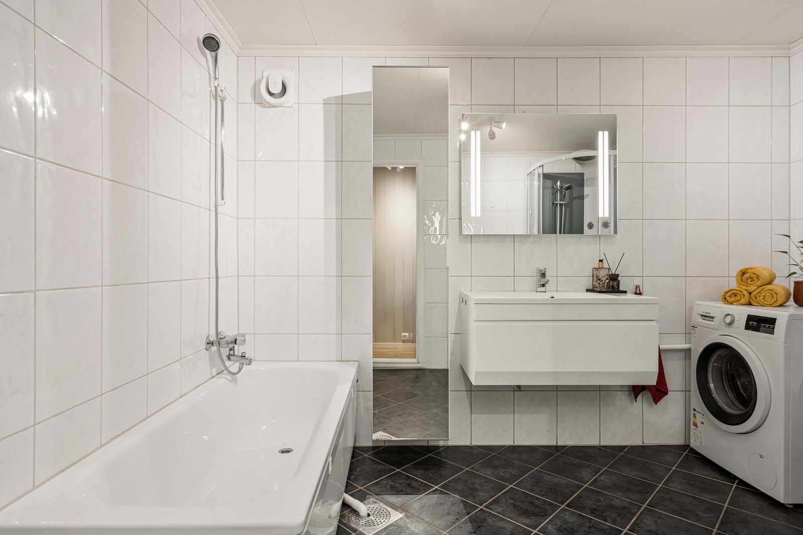 Badet er også utstyrt med badekar og baderomsinnredning med heldekkende servant. Galleribilde