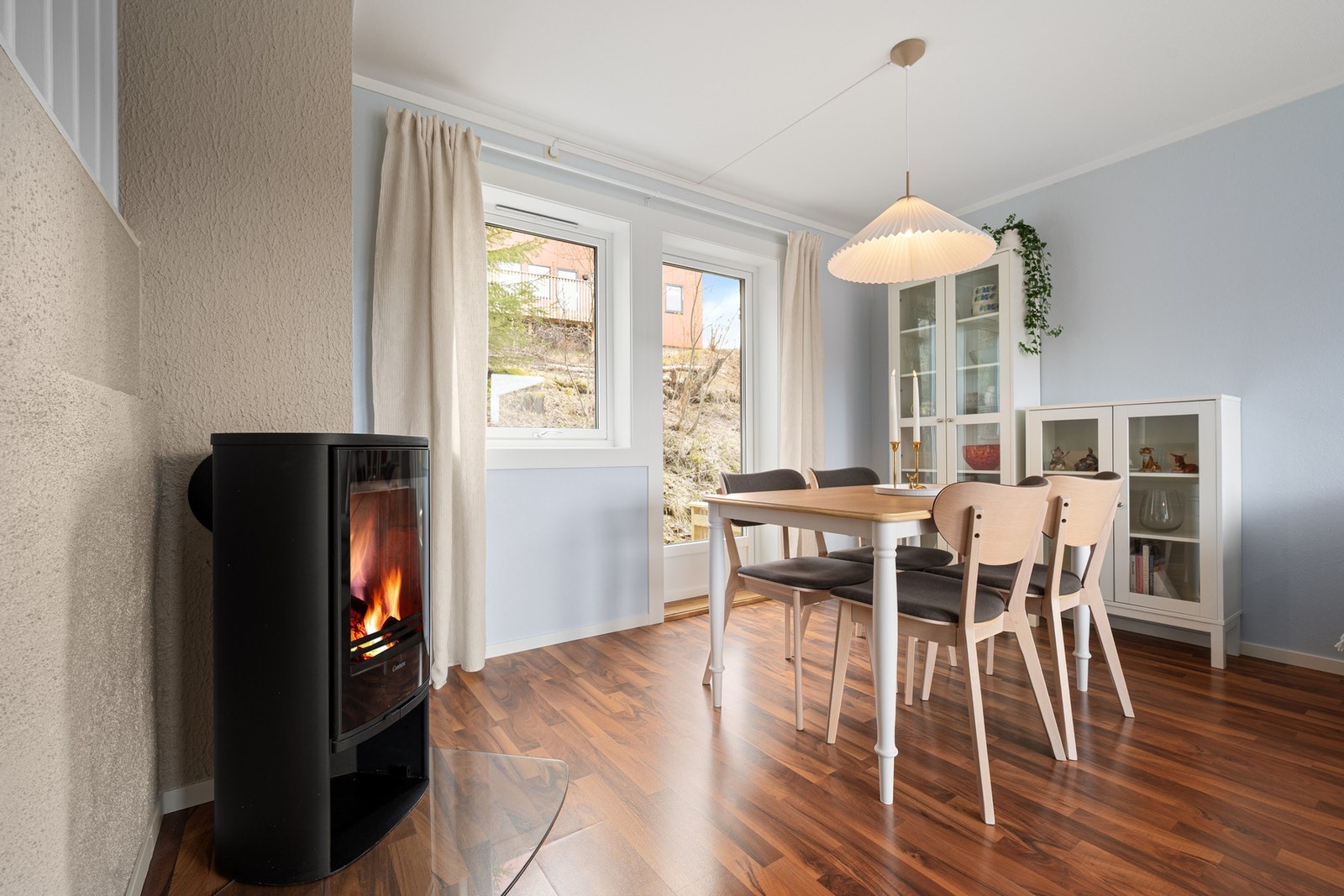 Lys og gjennomgående bolig med terrasseområder på begge sider Galleribilde