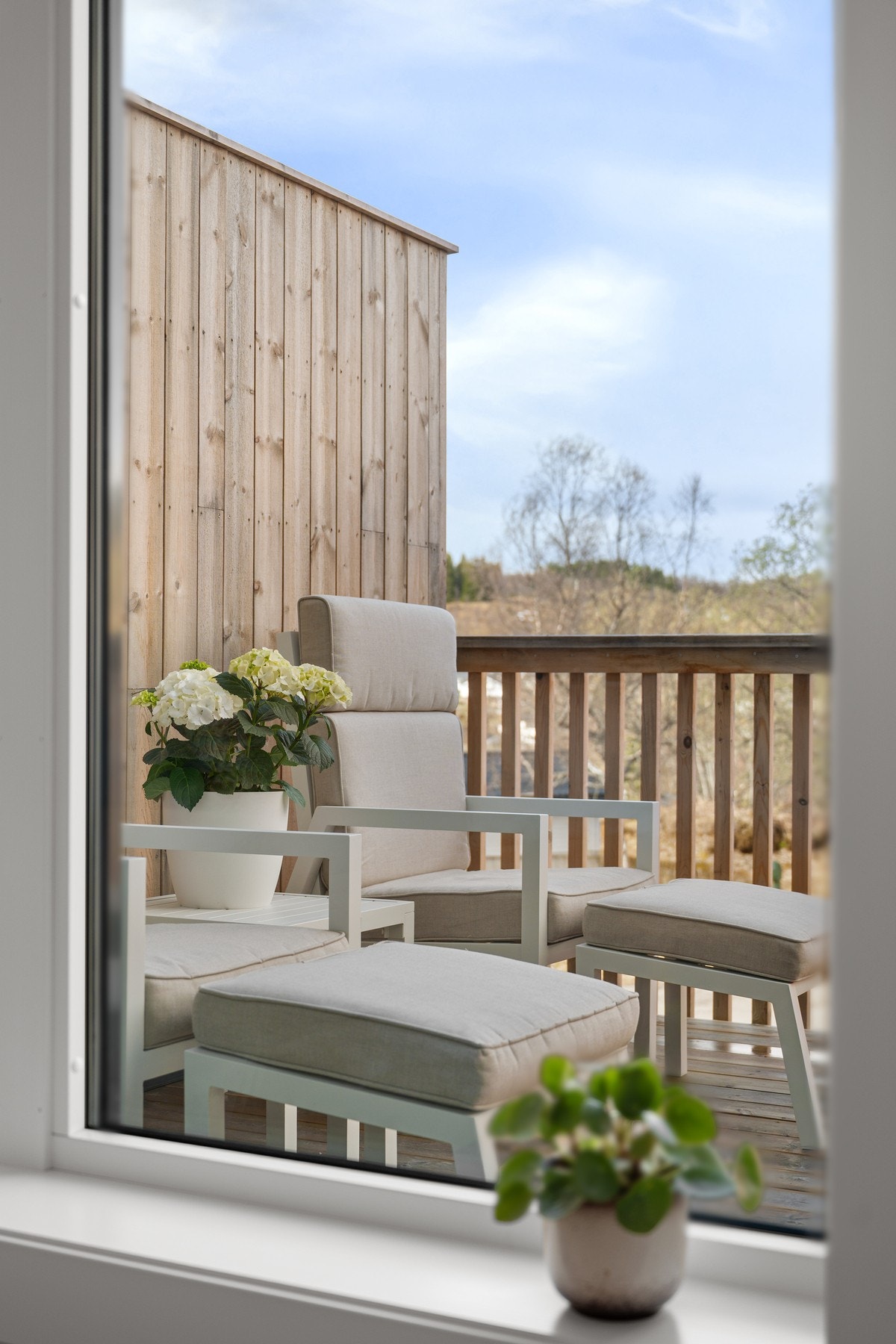Fra stua er det dør ut til veranda, som fungerer som en forlengelse av stua på varme sommerdager! Galleribilde