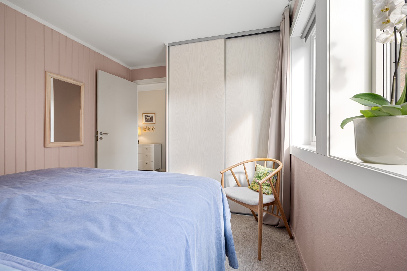 Rommet er utstyrt med innebygd skyvedørsgarderobe Galleribilde