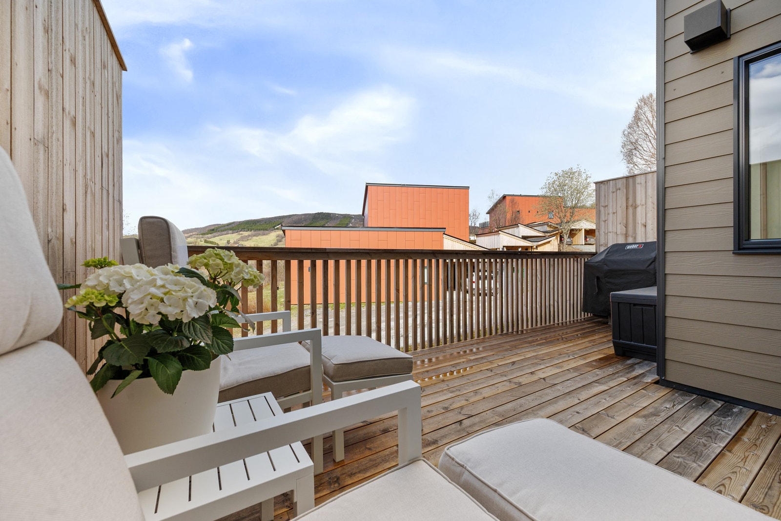 Her kan det møbleres med stoler, bord og grill - en flott plass å nyte varme dager! Galleribilde