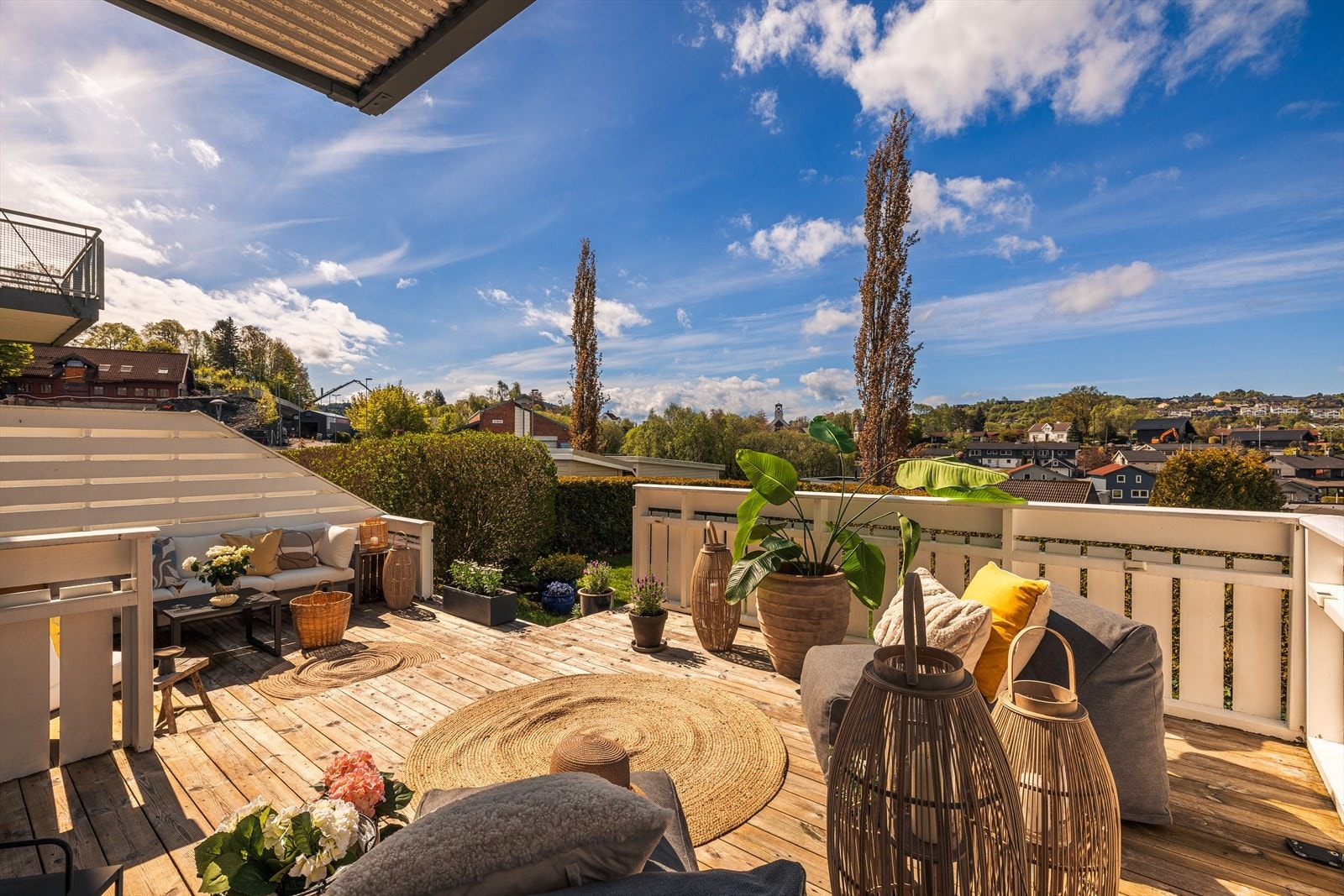 Solrik terrasse med flott utsikt over nabolaget. Galleribilde