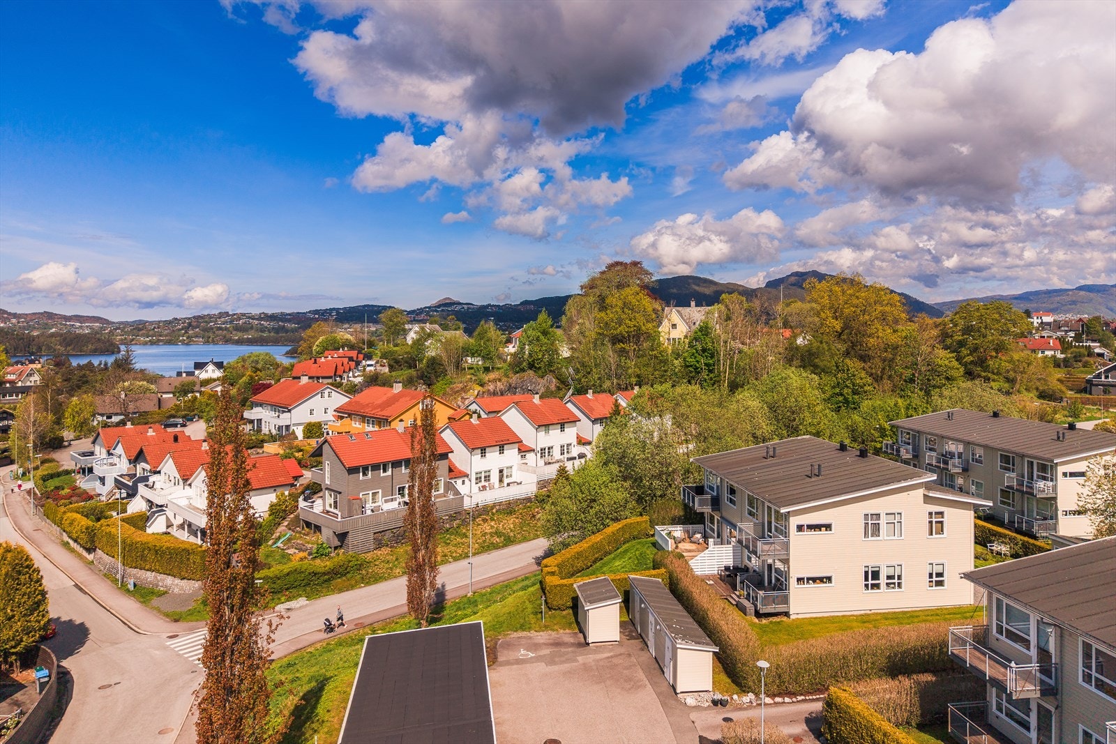 Sjarmerende boligområde, omgitt av frodig natur og nærhet til turmuligheter. Galleribilde