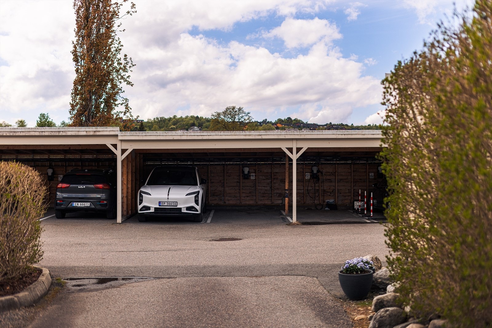 Carport ligger i kort avstand fra boligen. Galleribilde