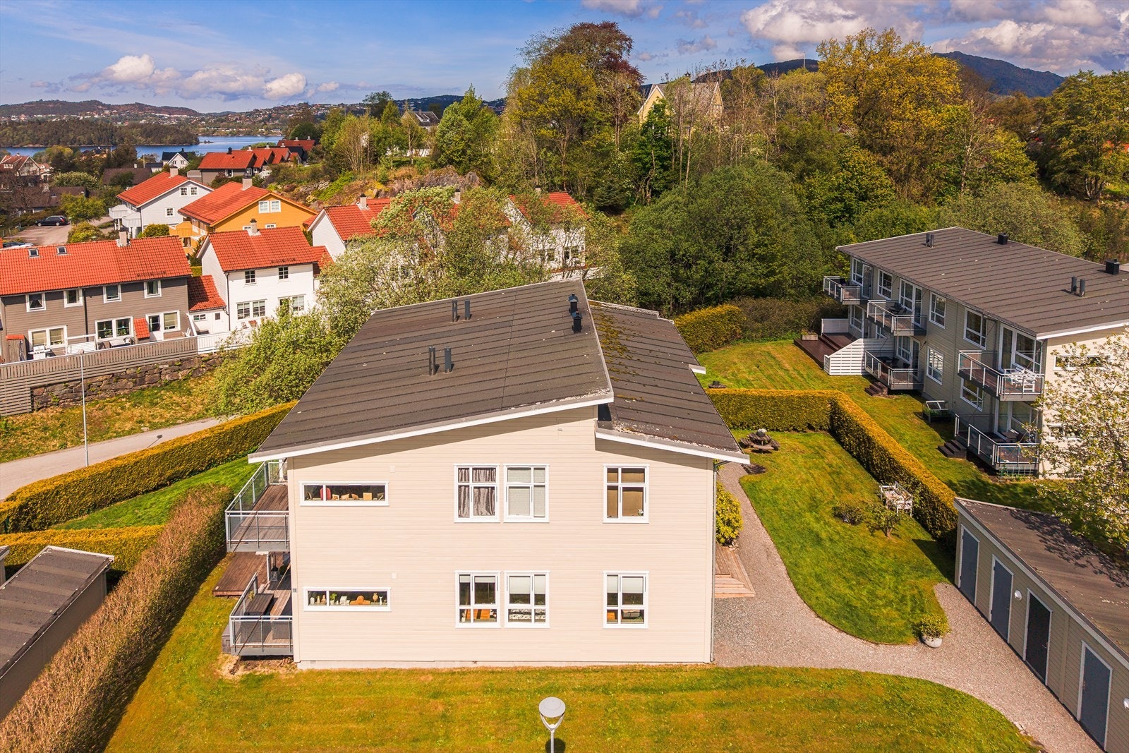 Bybanetraseen ligger like ved eiendommen og gir enkel adkomst til Bergen sentrum
og Bergen lufthavn Flesland. Galleribilde