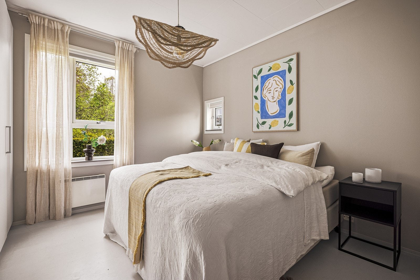Lyst og innbydende soverom med stor vindusflate som slipper inn naturlig lys, perfekt for avslapning og ro. Galleribilde