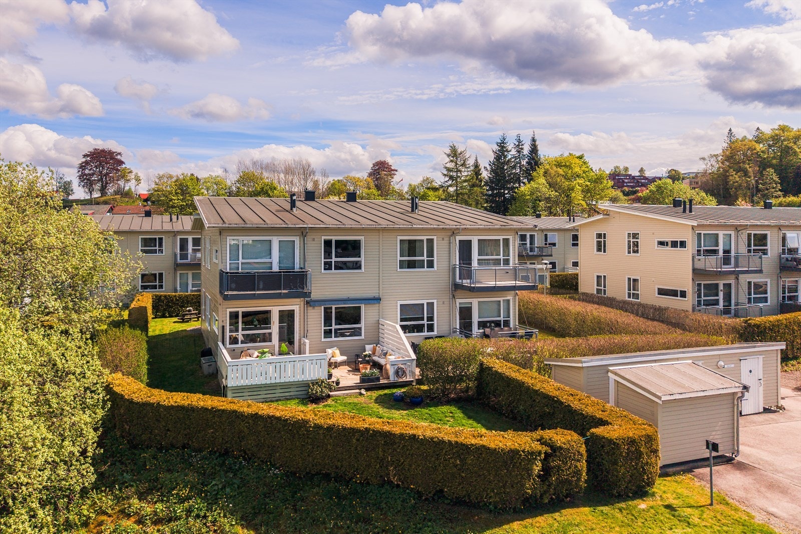 Lys og innbydende leilighet med romslig terrasse og velstelt hage. Rolig område med nærhet til natur og fasiliteter. Galleribilde
