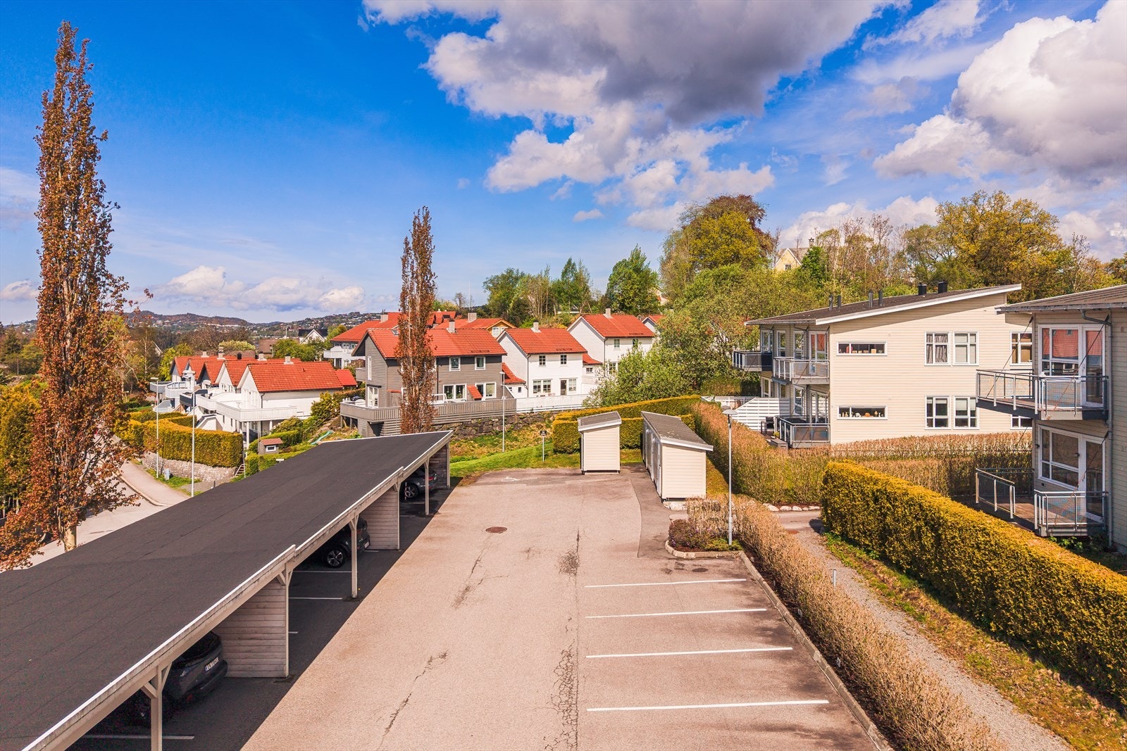 Egen carport til denne seksjonen med elbillader. Galleribilde
