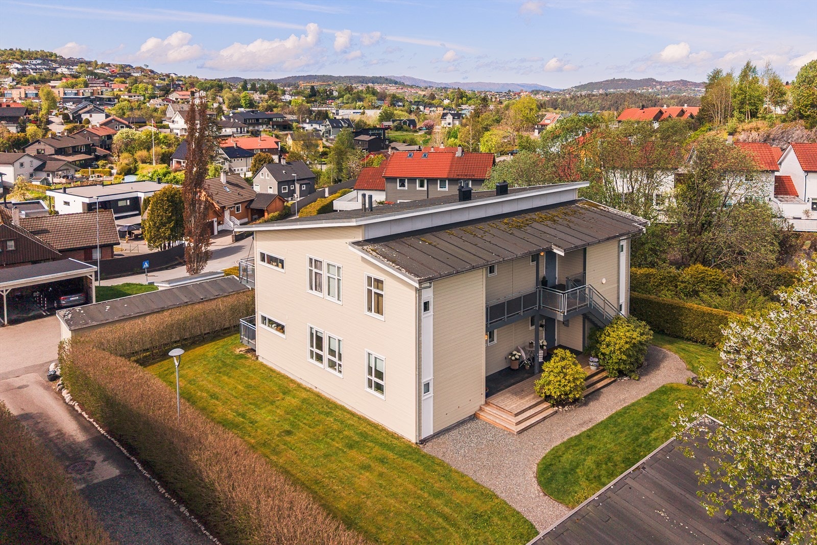 Boligen ligger i et rolig nabolag med velstelt hage og egen carport. Galleribilde