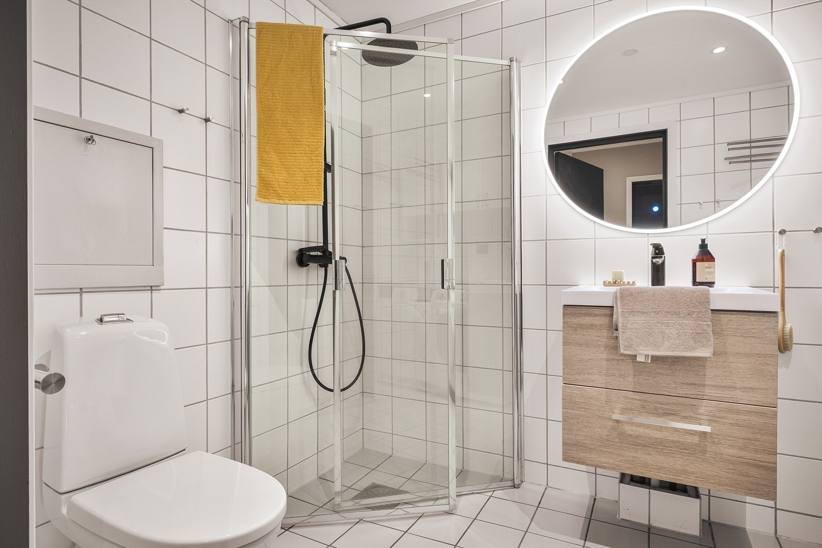 Moderne bad med klassisk design. Perfekt for deg som ønsker et funksjonelt og elegant baderom. Galleribilde