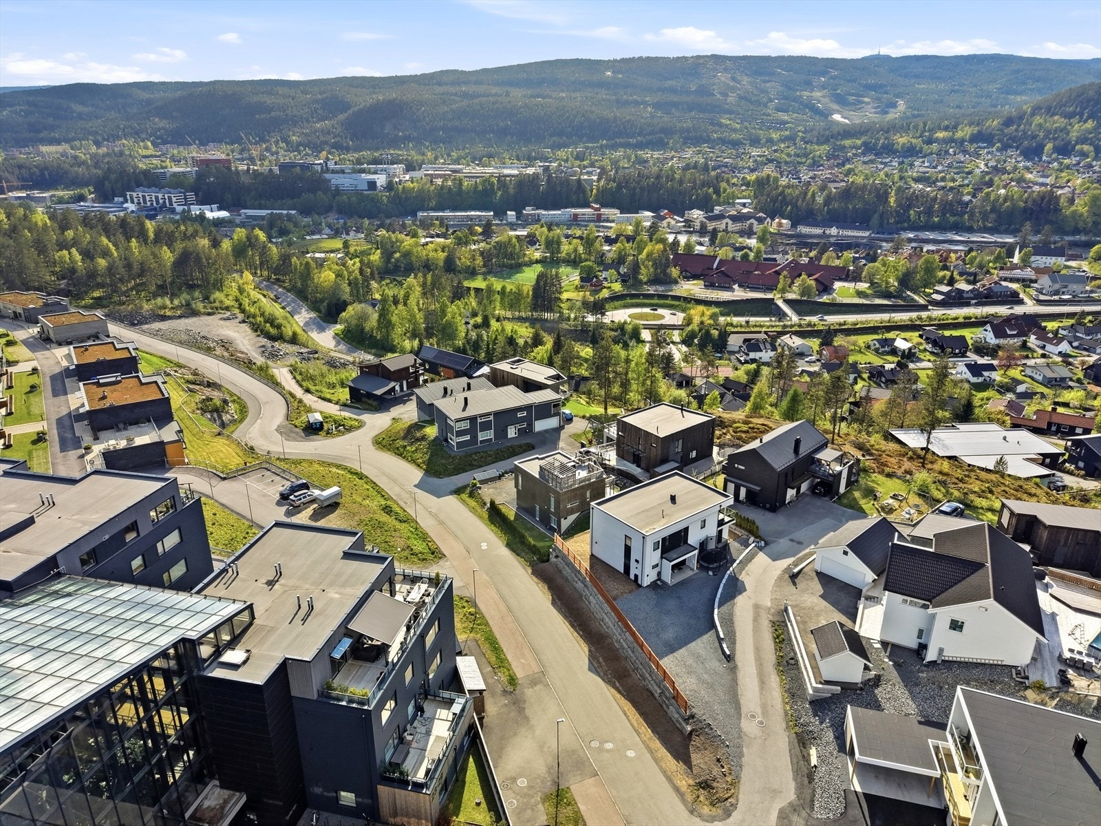 Området er beskrevet som trygt og stille, med lite trafikk. Galleribilde