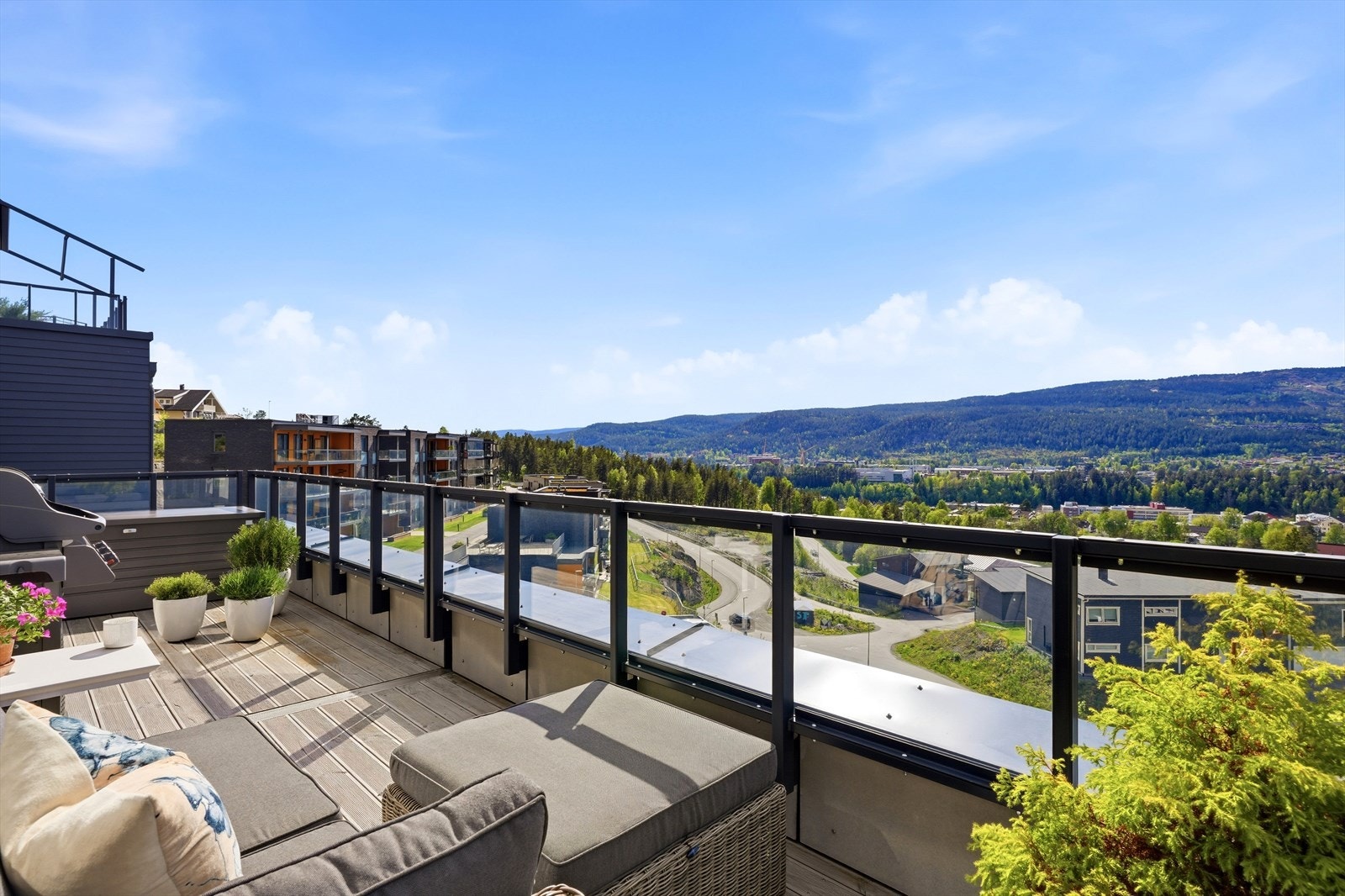Utsikten strekker seg langt over Kongsberg. Galleribilde