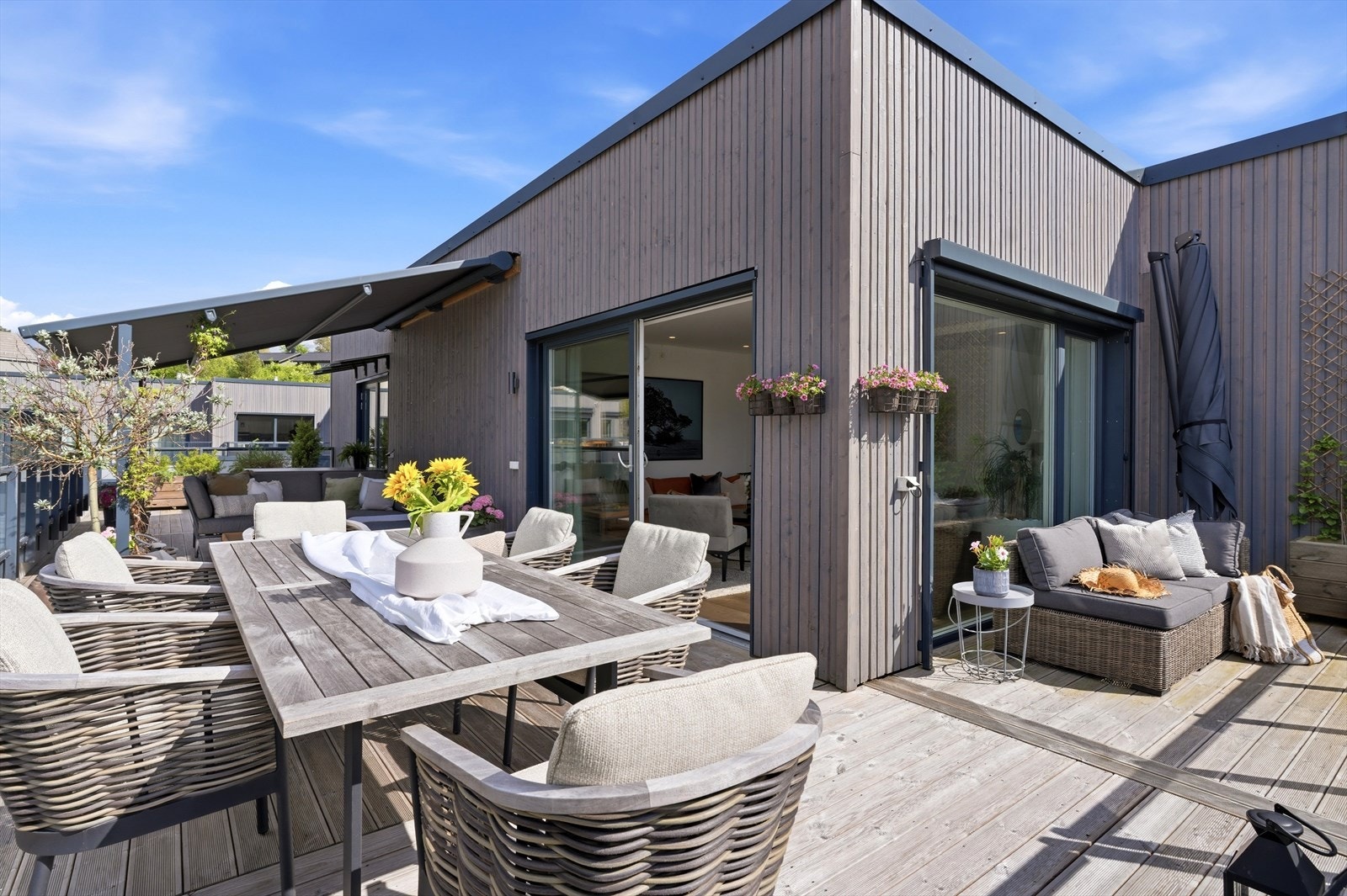 Den største uteplassen er utstyrt med en praktisk pergola-løsning, og har rikelig med plass til både spisebord og loungegruppe. Galleribilde