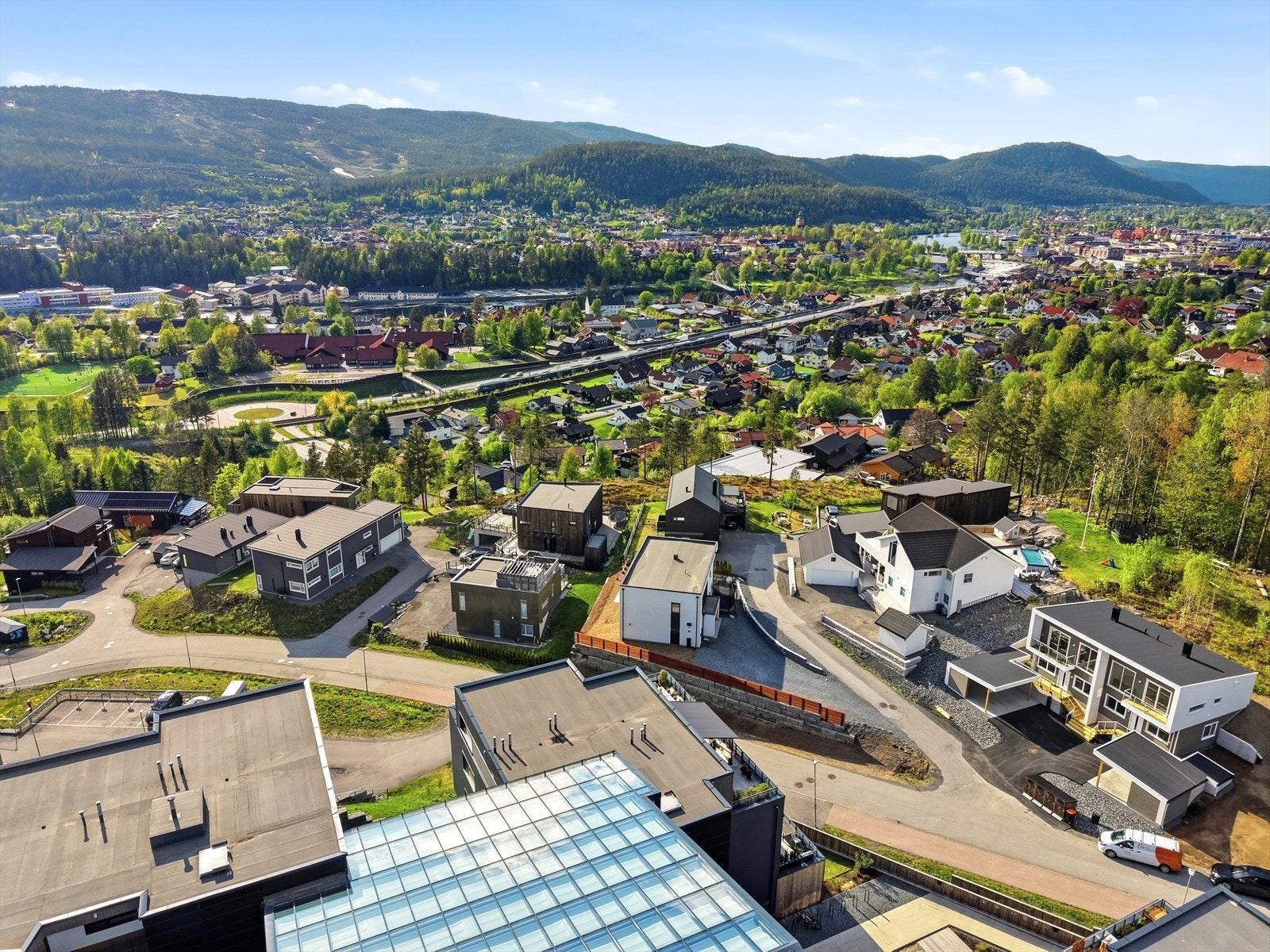 Vidstrakt utsikt over byen og landskapet rundt. Galleribilde